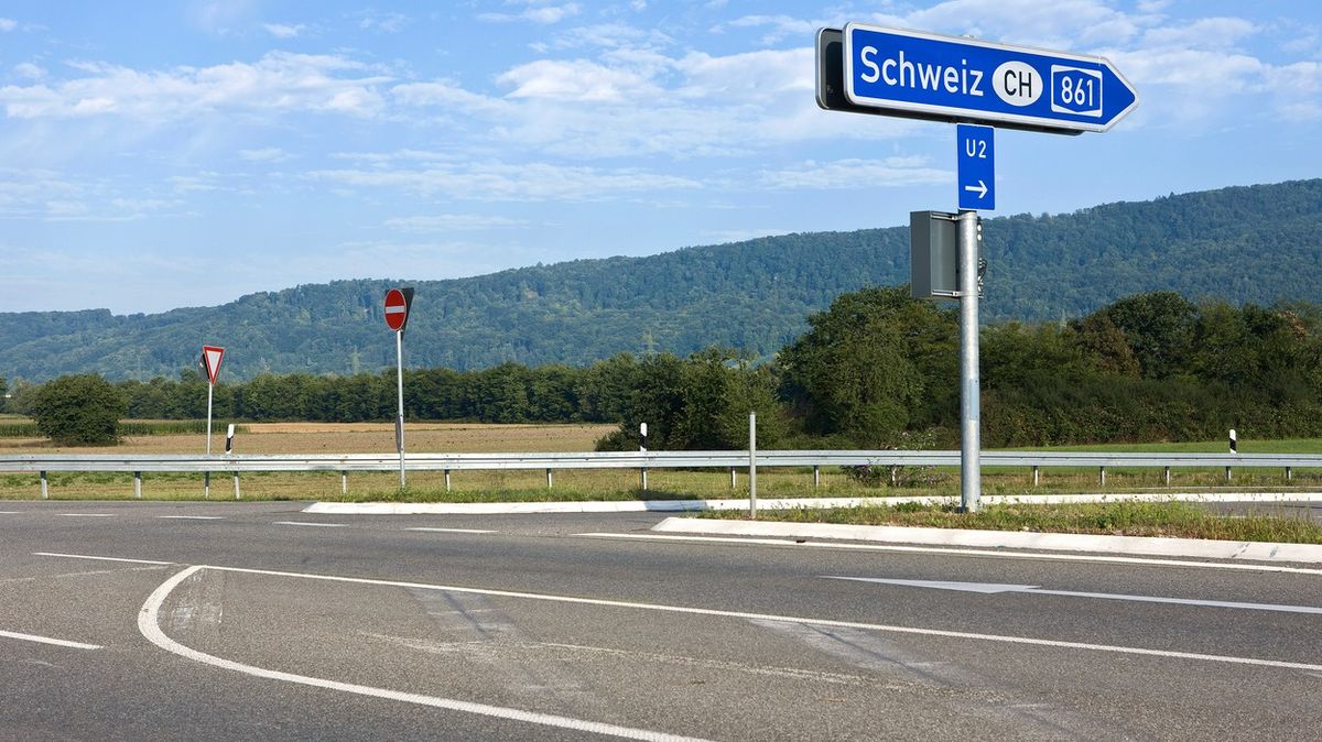 Švýcarský celník zastavil sedmimístný automobil s 23 členy jedné rodiny